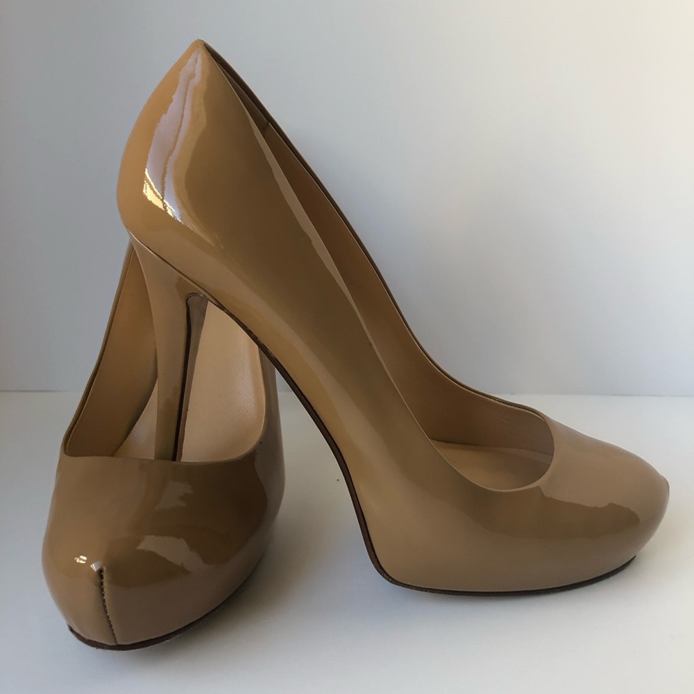 Nude patent leather pumps